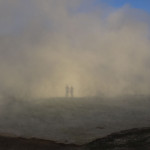 Unsere Schatten von der tiefstehenden Sonne im Nebel eines Geysirs.